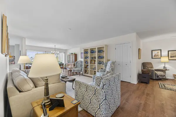 3100 Lexington LN #201, Glenview, IL 60026