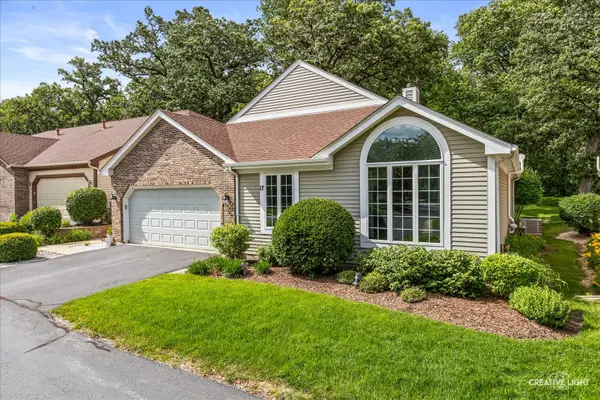 17 White Oak LN, Elgin, IL 60123