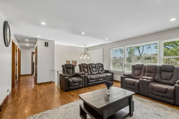 774 Polynesian DR, Des Plaines, IL 60016