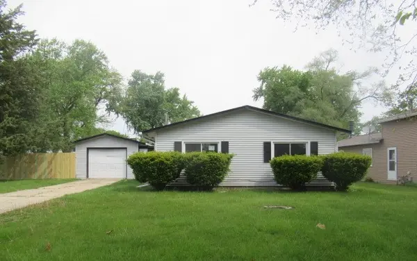 12 Circle DR E, Montgomery, IL 60538
