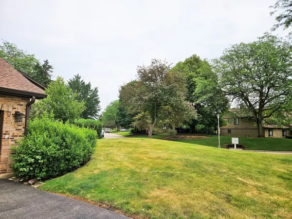 1932 Golf View DR, Bartlett, IL 60103