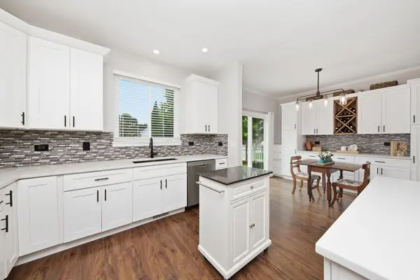169 Sandalwood LN, Bolingbrook, IL 60440