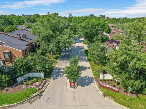 19W182 Ginny LN E #182, Oak Brook, IL 60523