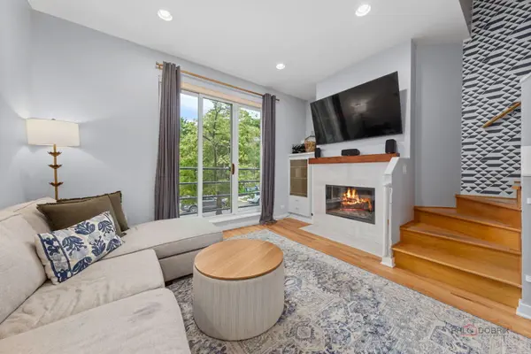 1157 W Newport AVE #C, Chicago, IL 60657