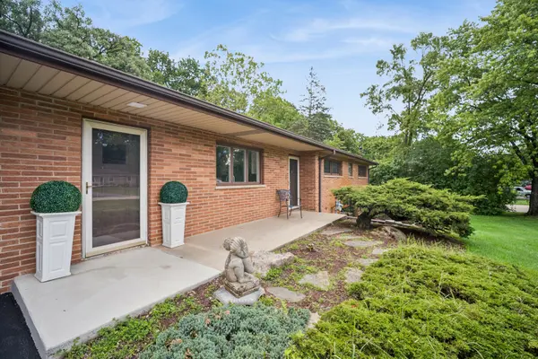 1225 Oakdale DR, Elgin, IL 60123