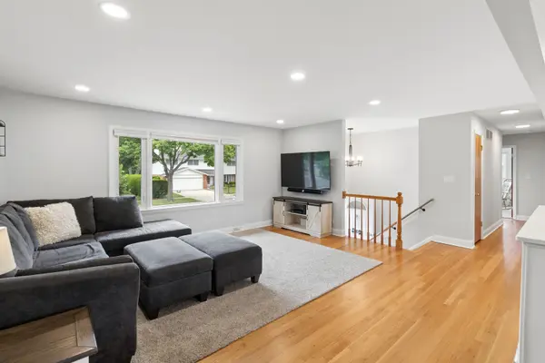 1111 N Greenfield LN, Mount Prospect, IL 60056