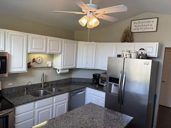 414 White Oak LN, Barrington, IL 60010