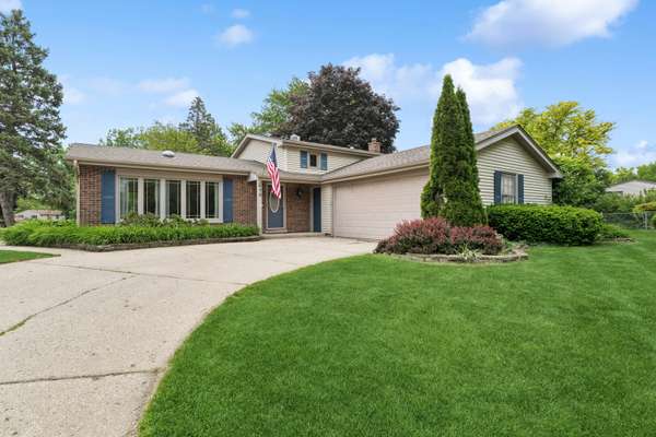 413 Catalpa LN, Libertyville, IL 60048