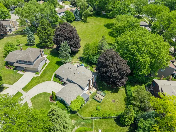 413 Catalpa LN, Libertyville, IL 60048