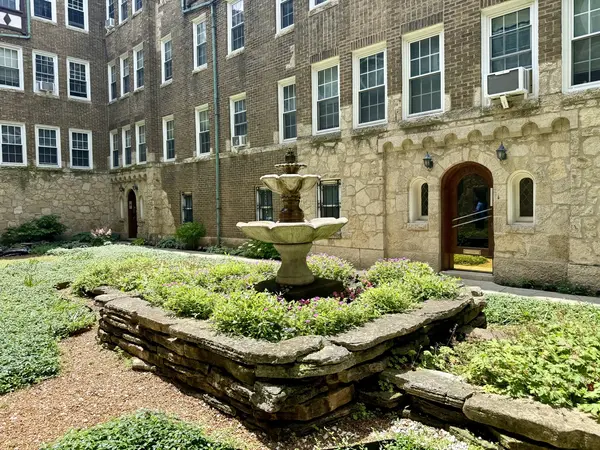 2329 W Farwell AVE #G, Chicago, IL 60645