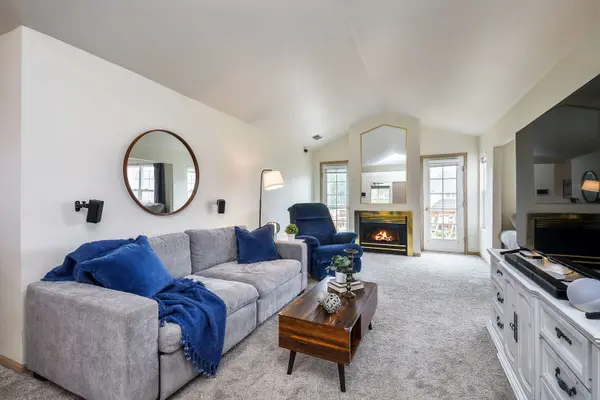120 Ione DR #B, South Elgin, IL 60177