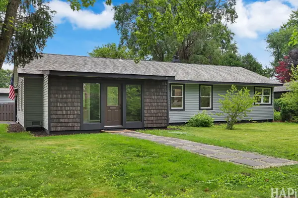 33 Holly DR, Crystal Lake, IL 60014