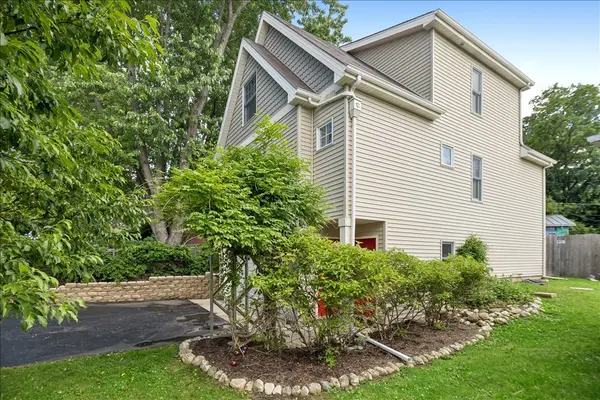 901 Peter ST, Mchenry, IL 60051