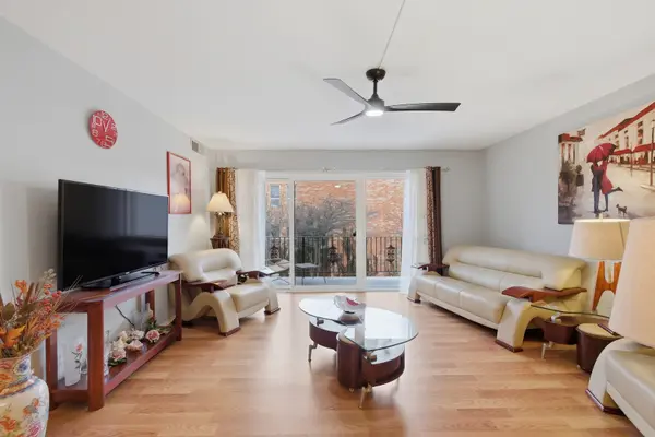 2046 Saint Johns AVE #3E, Highland Park, IL 60035