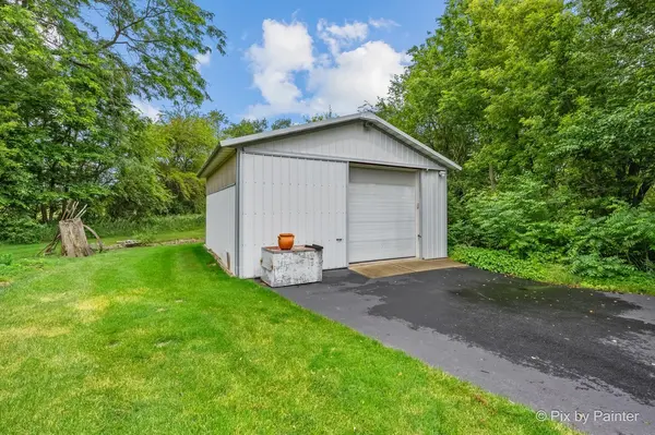 9901 Fox Bluff LN, Spring Grove, IL 60081