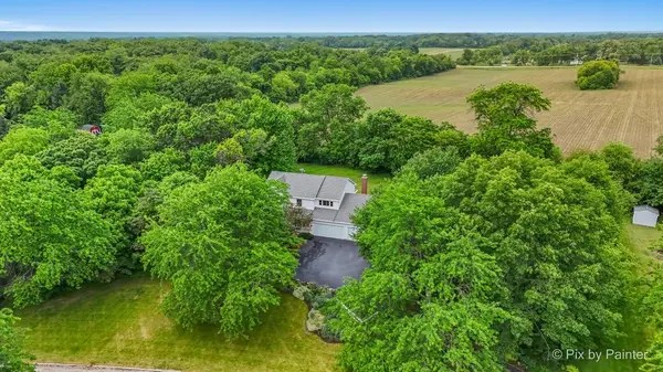 9901 Fox Bluff LN, Spring Grove, IL 60081