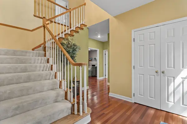 1926 Ashford RD, Bettendorf, IA 52722