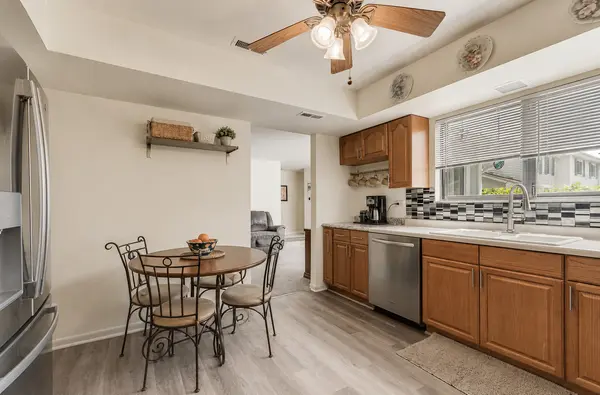 21 Wake Robin CT, Woodridge, IL 60517
