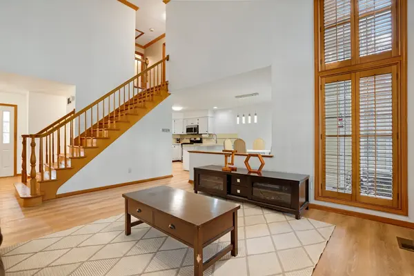 559 Bradbury LN, Geneva, IL 60134