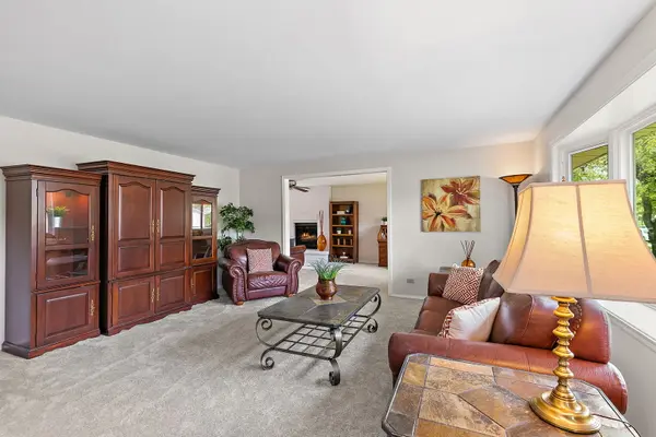 616 Grace LN, Schaumburg, IL 60193