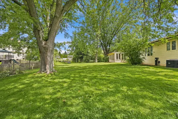 1621 Sleepy Hollow LN, Dekalb, IL 60115