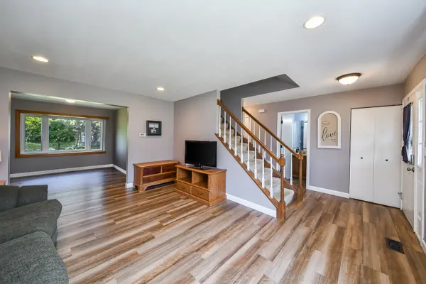 297 Springbrook LN, Carol Stream, IL 60188