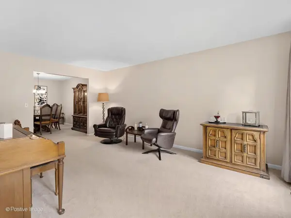 405 Blackhawk DR, Batavia, IL 60510