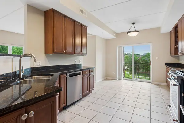 405 Village Green CT #304, Lincolnshire, IL 60069