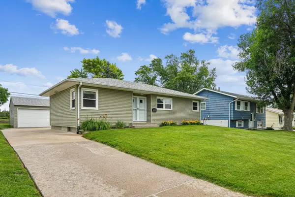 2833 Magnolia DR, Bettendorf, IA 52722