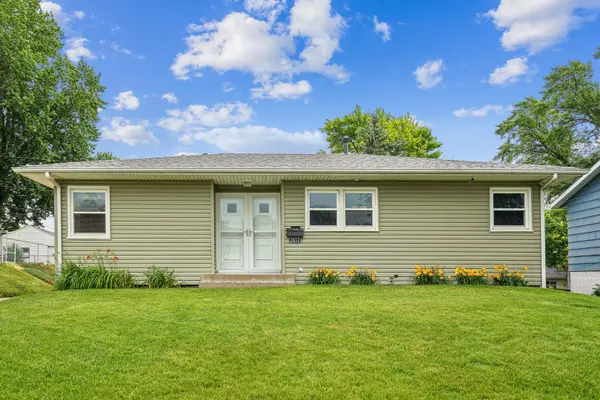 2833 Magnolia DR, Bettendorf, IA 52722