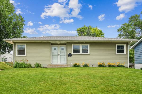 2833 Magnolia DR, Bettendorf, IA 52722