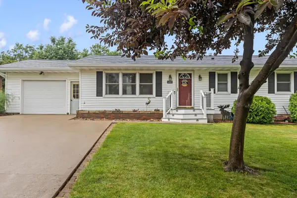 1209 Glenwood LN, Muscatine, IA 52761