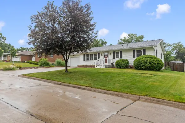 1209 Glenwood LN, Muscatine, IA 52761