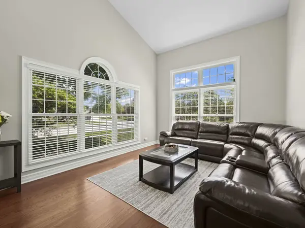 301 Lynwood CIR, Bloomingdale, IL 60108