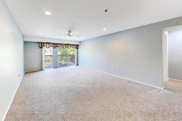 382 Kelburn RD #221, Deerfield, IL 60015