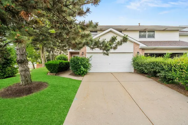 1046 Pinewood DR, Downers Grove, IL 60516