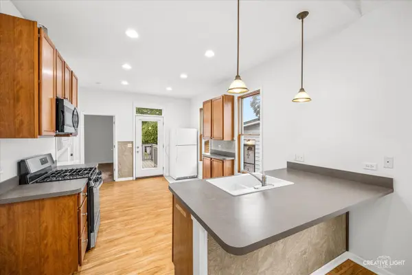 255 Bartlett PL, Elgin, IL 60120