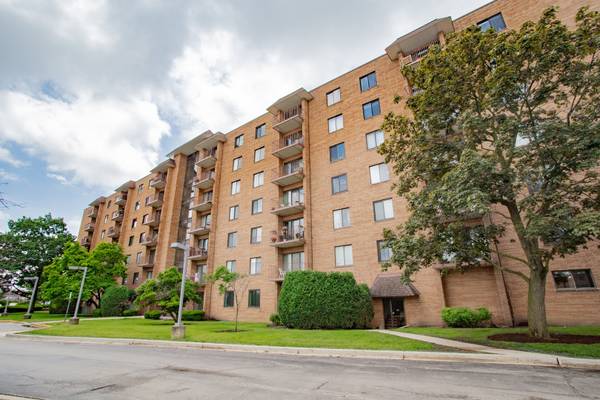 1717 W Crystal LN #603, Mount Prospect, IL 60056