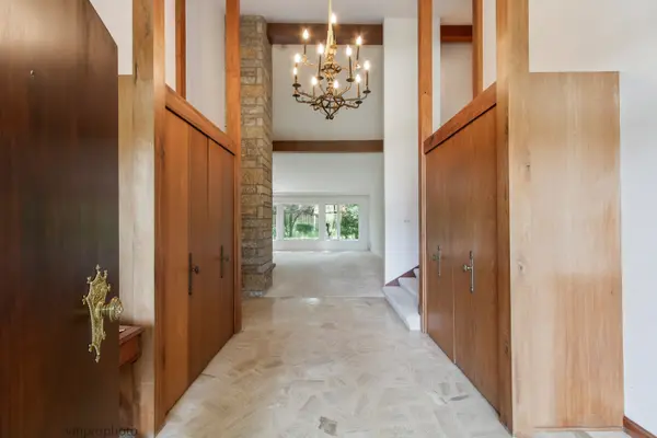 445 Chapel Hill LN, Northfield, IL 60093