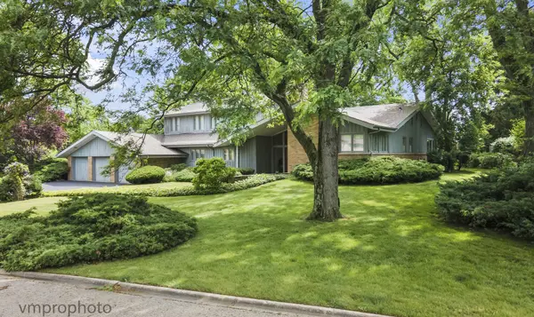 445 Chapel Hill LN, Northfield, IL 60093