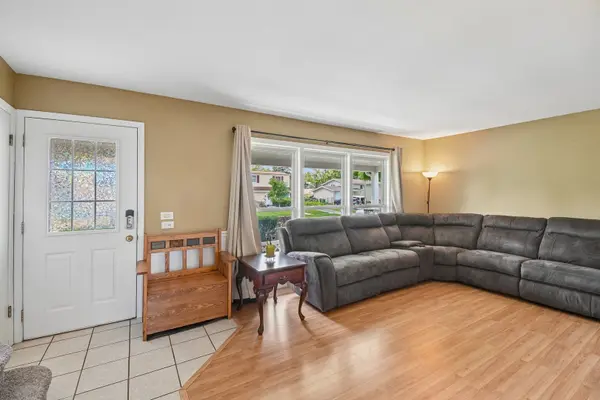 674 Saint Marys Pkwy, Buffalo Grove, IL 60089