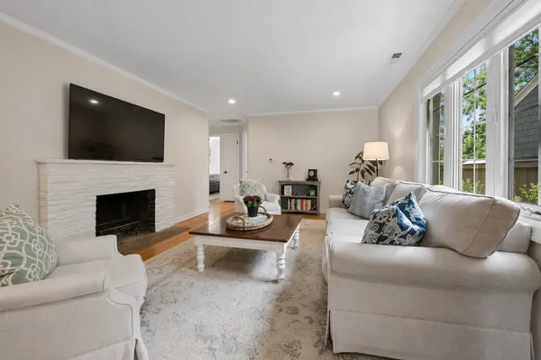 1620 Elder LN, Northfield, IL 60093