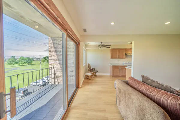 625 W Huntington Commons RD #317, Mount Prospect, IL 60056