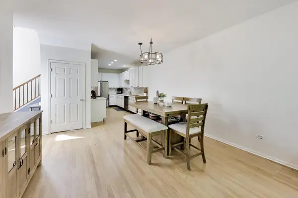 343 Hickory LN, South Elgin, IL 60177