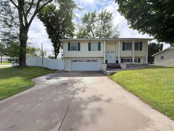 2957 10th ST, East Moline, IL 61244