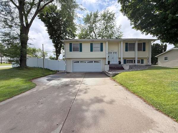 2957 10th ST, East Moline, IL 61244
