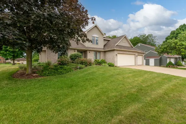 915 Pleasant Hill DR, De Witt, IA 52472