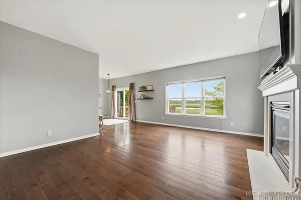 1S011 Shannon SQ, Geneva, IL 60134
