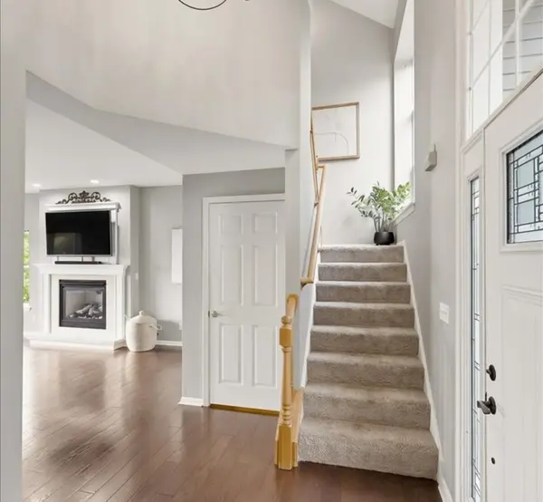 1S011 Shannon SQ, Geneva, IL 60134