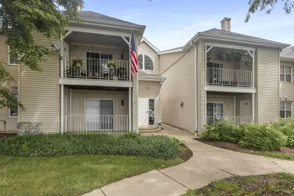 736 N Gary AVE #207, Carol Stream, IL 60188